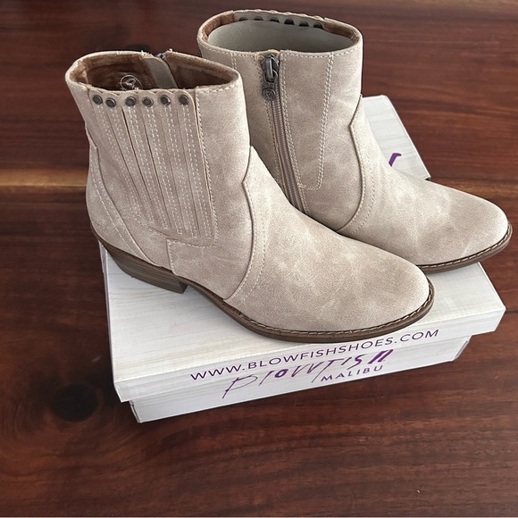 Blowfish Shoes - Blowfish Caitlynn Light Taupe Suede Booties Size 8.5 NWT